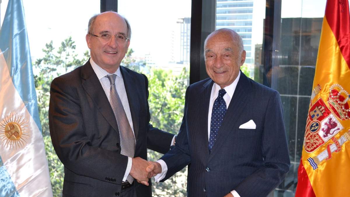 Antonio Brufau, de Repsol, y Enrique Eskenazi, del Grupo Petersen.