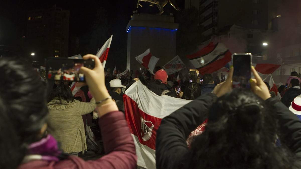 El monumento se colmó de hinchas de River. Fuente: (Emiliano Ortiz)