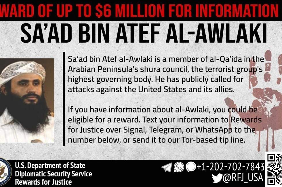Este cartel de búsqueda, del programa Recompensas por la Justicia del Departamento de Estado de EE. UU., muestra al líder de Al Qaeda en la Península Arábiga, Saad bin Atef al-Awlaki.