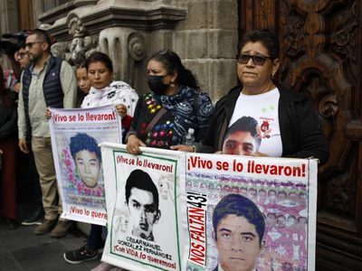 Caso Ayotzinapa: Padres de los 43 de reciben 85 nuevos documentos del Ejército