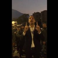 Guaidó encabeza levantamiento militar en Venezuela y libera a Leopoldo López