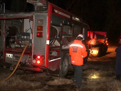 Un incendio de pastizales fuera de control amenazó arrasar con un loteo