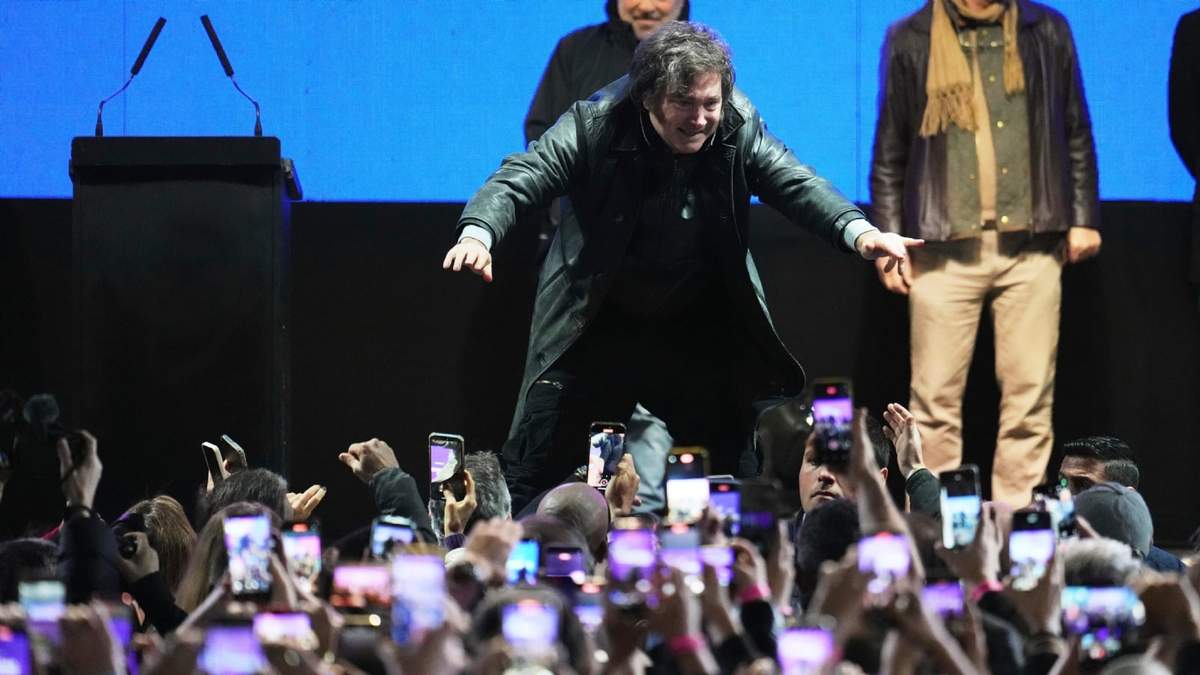 El presidente Javier Milei interactúa con sus simpatizantes en un mitin de campaña previo a las elecciones legislativas provinciales, en Moreno, provincia de Buenos Aires, Argentina