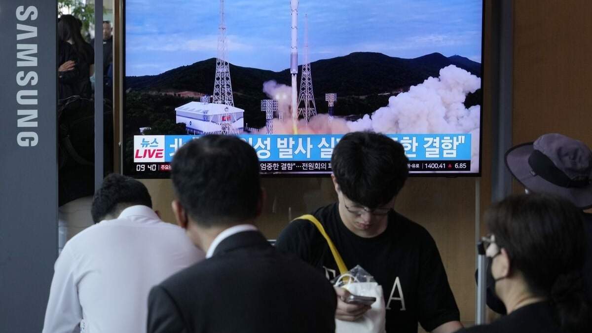 Una pantalla de televisión muestra una imagen de archivo del lanzamiento de un cohete norcoreano, durante un programa de noticias, en la Estación de Tren de Seúl, Corea del Sur