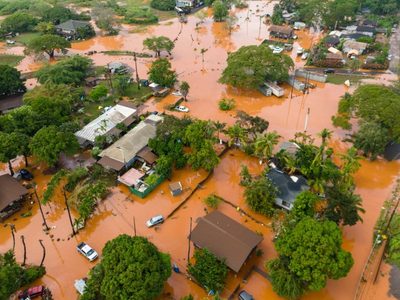 Las peores inundaciones en Hawái en 20 años amenazan una presa y provocan evacuaciones