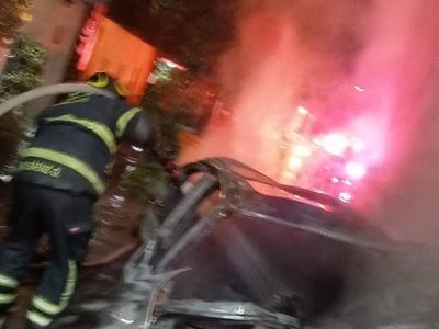 Hombre choca su auto contra muro de contención y muere calcinado