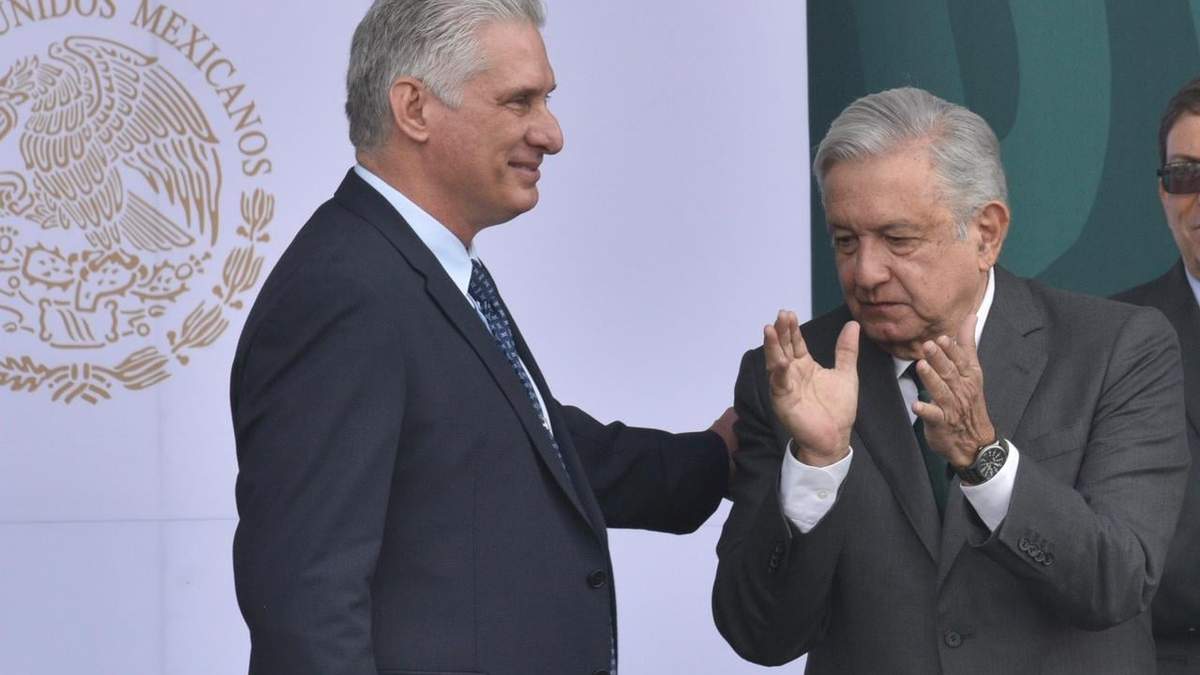 El presidente Miguel Díaz-Canel y su homólogo López Obrador durante el desfile militar