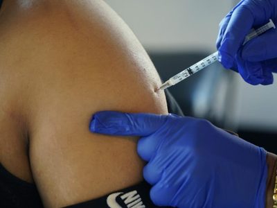 Artralgia, el efecto secundario que provocan estas dos vacunas contra el covid-19