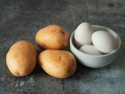 Con solo 2 papas y 1 huevo: la comida exprés y deliciosa que te resolverá el próximo almuerzo o cena