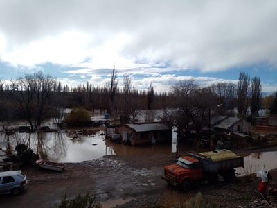 Asistieron con provisiones a vecinos de Sauzal Bonito que fueron afectados por la inundación