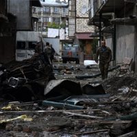 Armenia y Azerbaiyán negocian la paz en Rusia pero siguen los combates