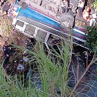 Autobús colisiona y cae desde un puente dejando al menos 40 muertos en Guatemala