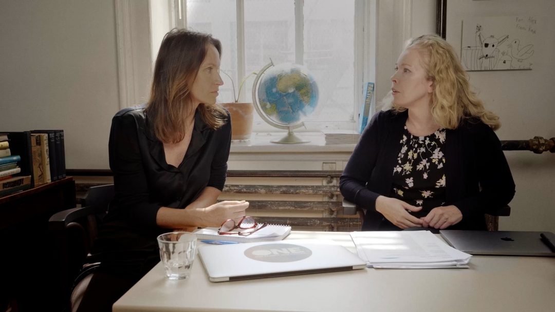 La directora con la científica Julie Pullen. Foto Calouma Films