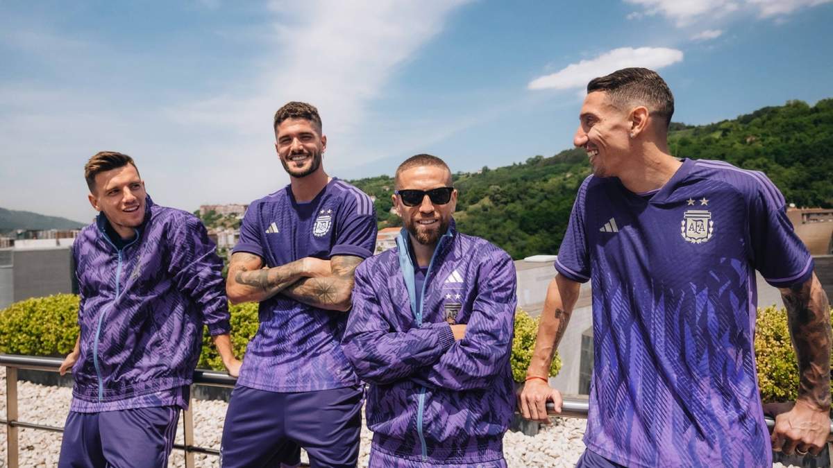 Jugadores de la selección lucieron la nueva camiseta alternativa que utilizará el equipo albiceleste en el Mundial de Qatar 2022.