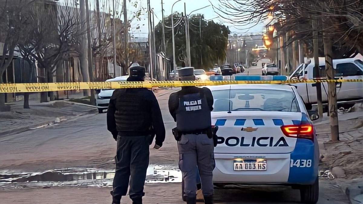 Efectivos en barrio Confluencia de Neuquén Capital. Fuente: (Twitter)