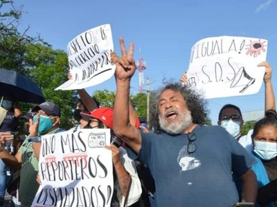 Protestan por asesinato de periodistas durante gira de AMLO por Guerrero