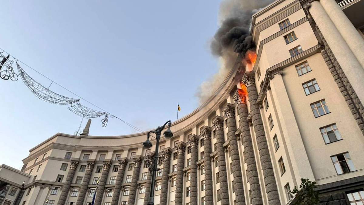 Foto difundida por el Servicio de Emergencias de Ucrania, que muestra humo saliendo de la sede del Gabinete de Ministros tras un ataque ruso en Kiev, Ucrania