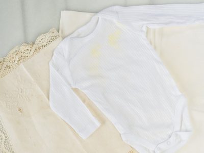 El truco exprés para eliminar las manchas amarillas de tu ropa sin usar ni una sola gota de lavandina