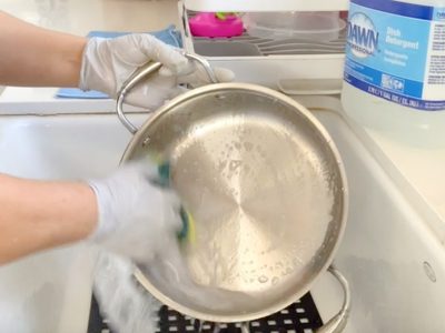 No tires la ceniza o el carbón del asado, usalos para que tus ollas y sartenes quemadas queden como nuevas