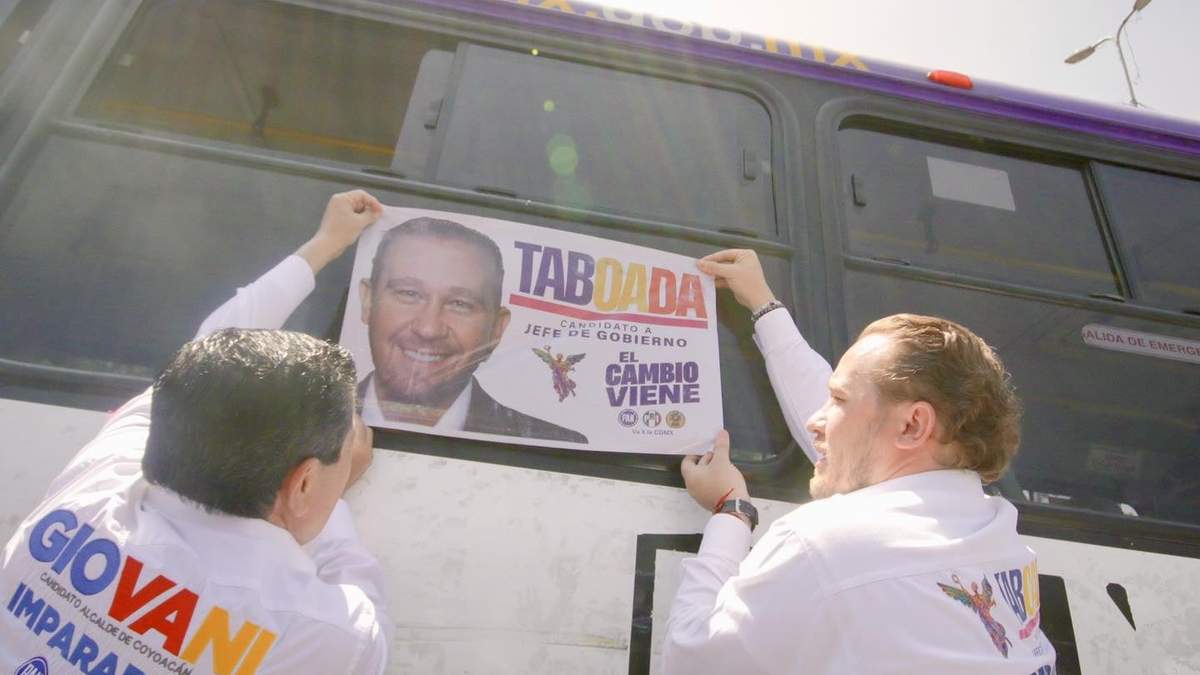 El candidato panista colocó propaganda en unidades del transporte capitalino