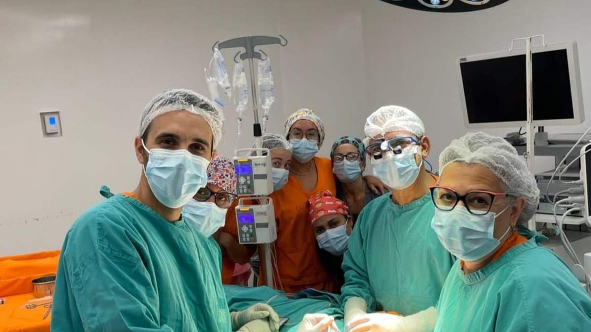 El equipo de profesionales que realizó la intervención. Fuente: (Facebook)