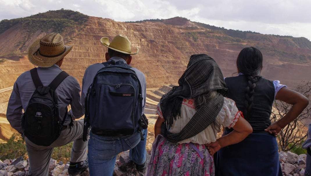 Personas observan mina de Los Filos en Carrizalillo, Guerrero