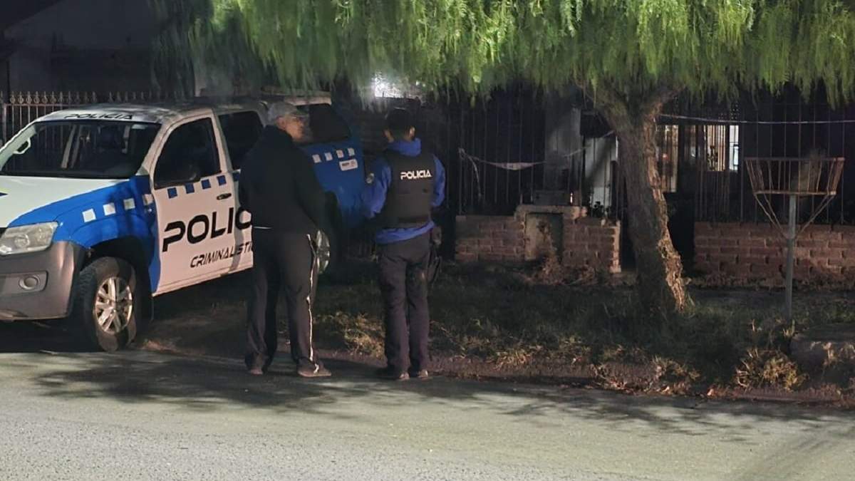 Criminalística frente a la vivienda donde ocurrió el crimen. Fuente (Centenario Digital)