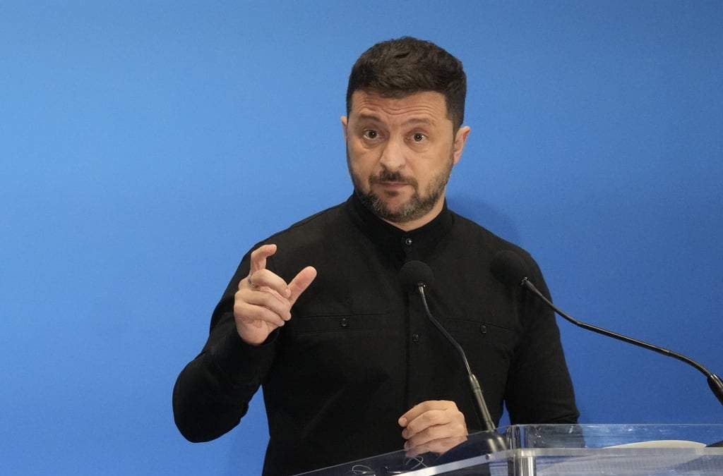 El presidente de Ucrania, Volodymyr Zelenski, habla con reporteros durante la Conferencia para la Recuperación de Ucrania, celebrada en el centro de convenciones de La Nuvola, en Roma, el 10 de julio de 2025