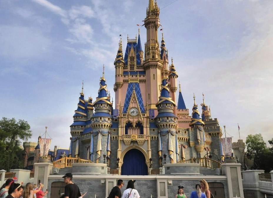 El Castillo de Cenicienta en Magic Kingdom, en Walt Disney World, en Lake Buena Vista, Florida, el lunes 3 de abril de 2023