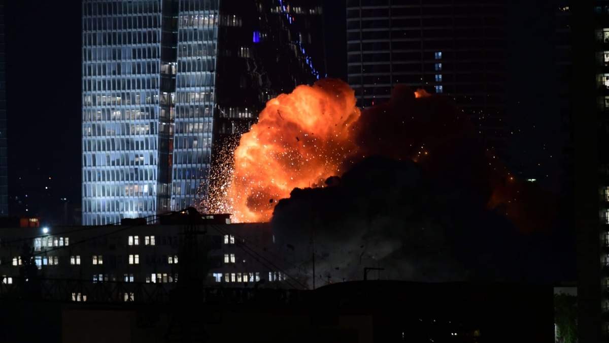 Un edificio es alcanzado por un misil, en Tel Aviv, Israel