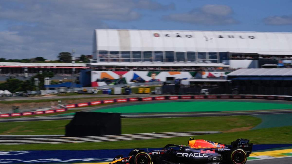 El piloto mexicano de Red Bull en la pista de carreras de Interlagos