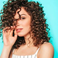 2 ingredientes, 2 mascarillas: el secreto para lograr rizos naturales sin químicos ni productos carísimos