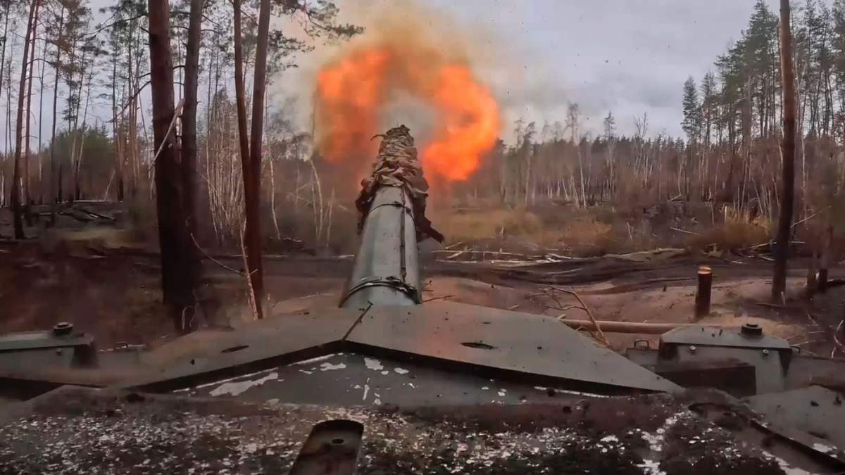 Un tanque ruso T90M Proryv dispara hacia posiciones ucranianas en un sitio no divulgado en Ucrania