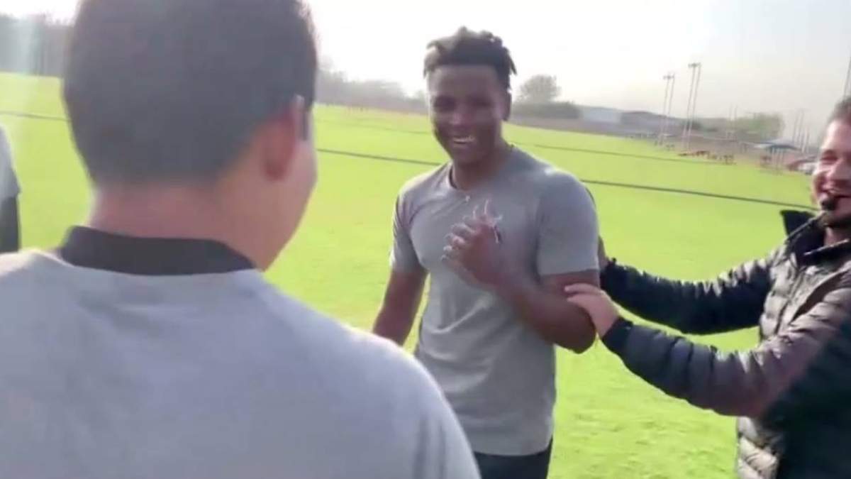 Joao Maleck al ser recibido en su nuevo equipo