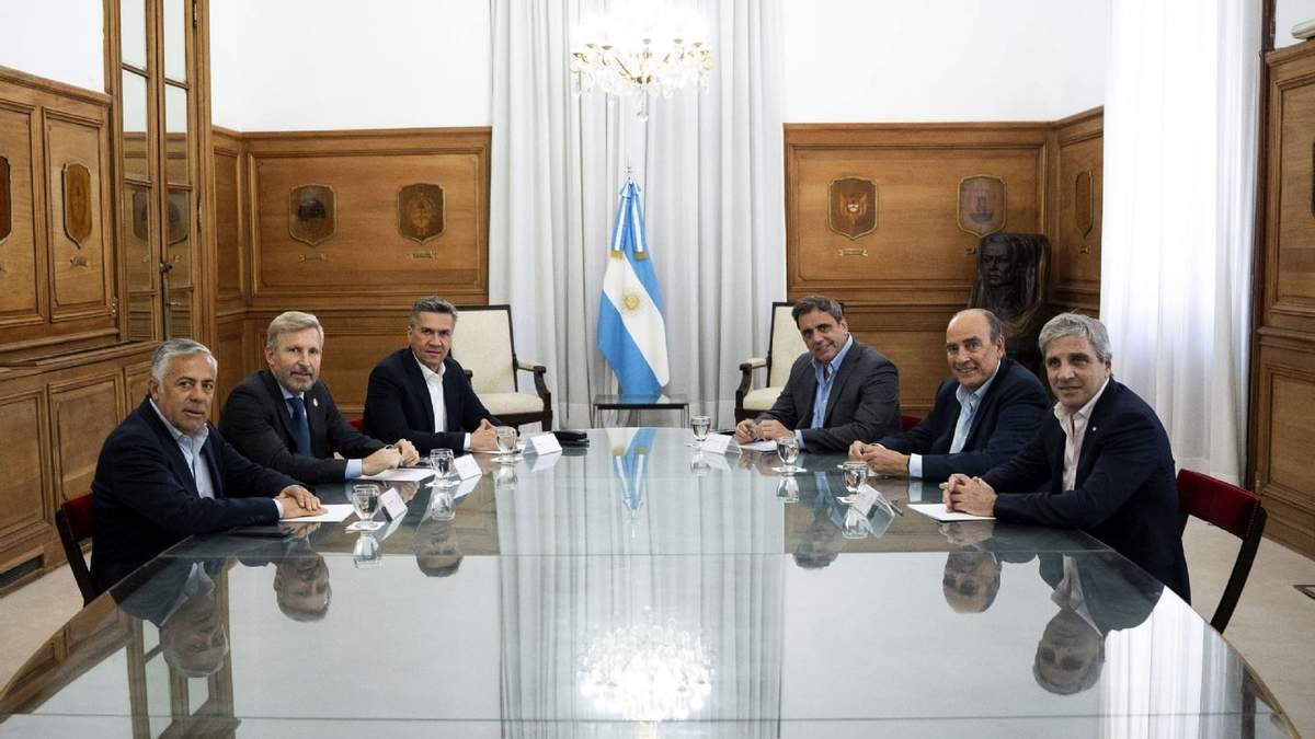 El jefe de Gabinete, Guillermo Francos, junto a tres gobernadores cercanos a la gestión libertaria: Alfredo Cornejo (Mendoza), Rogelio Frigerio (Entre Ríos) y Leandro Zdero (Chaco).