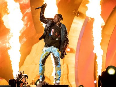 Abogados de Travis Scott piden desestimar la demanda por muertes en el festival Astroworld