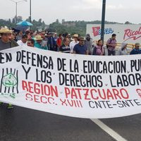La CNTE toma casetas y da paso libre a automovilistas en Michoacán