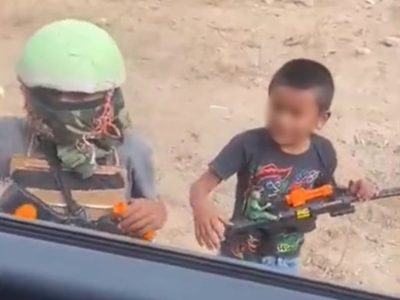 “Pura Mayiza viejón”, dicen niños que juegan a montar un retén del narco (Video)
