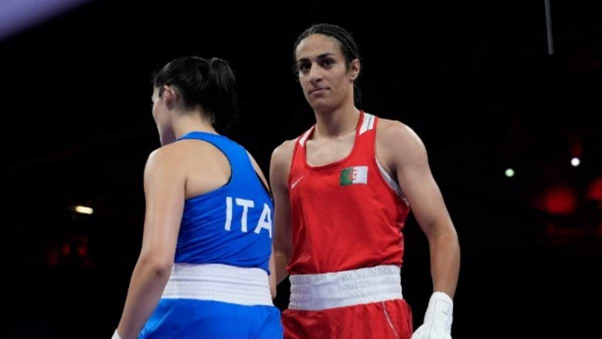 La boxeadora argelina Imane Khelif (derecha) junto a la italiana Angela Carini tras su pelea en al categoría de 66kg en los Juegos de París, el 1 de agosto de 2024, en París, Francia