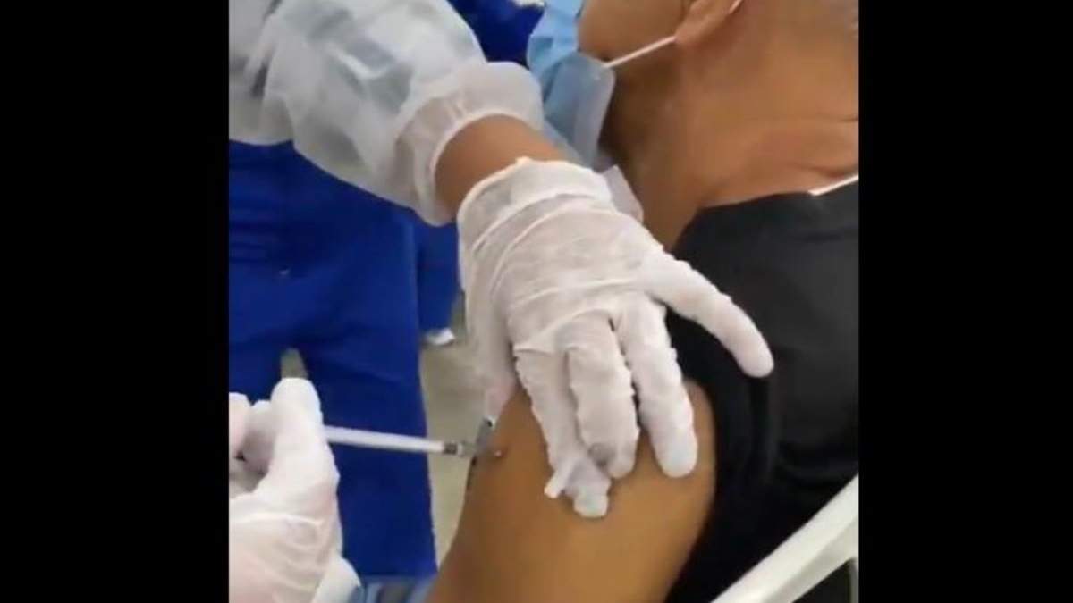 Mauricio, de 77 años de edad, recibió una vacuna vacía