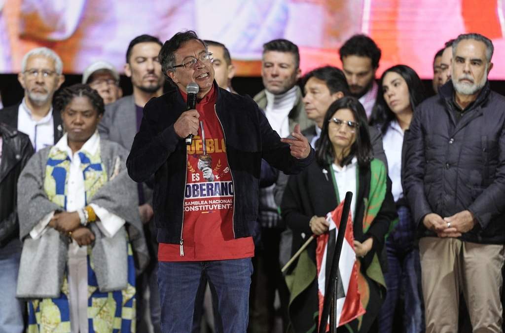 El presidente de Colombia, Gustavo Petro, habla ante simpatizantes en Bogotá, Colombia, el viernes 24 de octubre de 2025