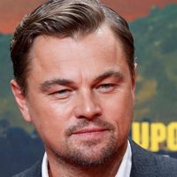 ¡Con la mano...! Leonardo DiCaprio fue captado así por paparazzis en Nueva York ¿Qué hacía?