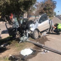 Dos mujeres en grave estado tras estrellar el auto contra un poste de luz en avenida Mosconi