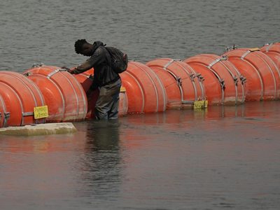 Orden de la corte permite que permanezca la barrera flotante entre Texas y México
