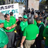 Paran labores empleados del gobierno de Michoacán; exigen el pago de seguros de vida