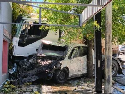 Neuquén: un camión sin frenos destruyó cinco vehículos estacionados