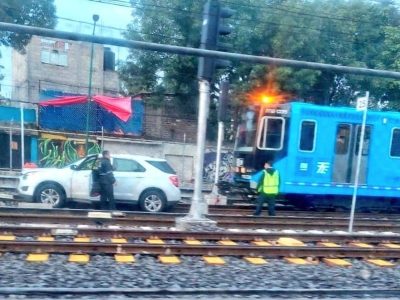 Conductor de la tercera edad provocó un incidente al invadir las vías del Tren Ligero