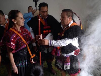 Claudia Sheinbaum recibe otro bastón de mando, ahora del pueblo tzeltal de Tenejapa, Chiapas