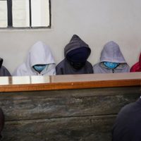 Comparecen niñas acusadas de planear y ejecutar incendio que mató a 16 menores en escuela de Kenia