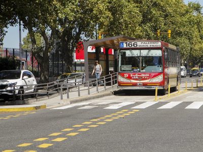 El Gobierno propuso aumentos del 251% en la tarifa de colectivos y 169% en trenes desde febrero